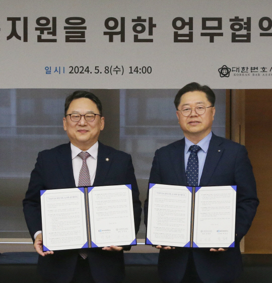 박일준(오른쪽) 대한상의 상근부회장과 김영훈 대한변호사협회 회장이 8일 서울 세종대로 대한상의회권에서 'ESG 법률 지원' 협약 후 기념촬영을 하고 있다. 대한상의 제공